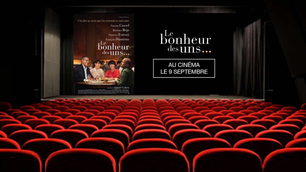 Salle de cinéma avec l'affiche «le bonheur des uns»
